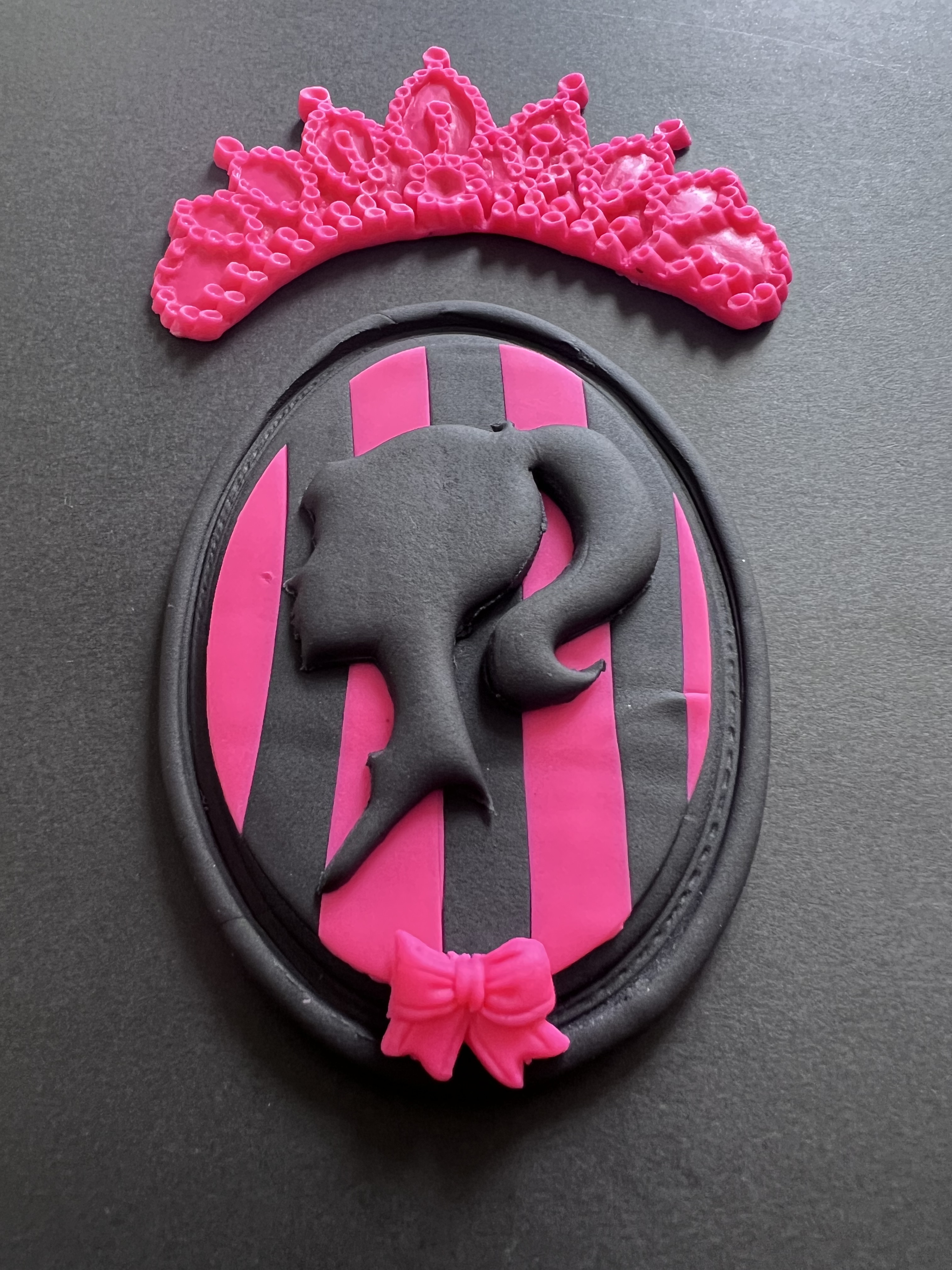 Doll head with ponytail Silhouette